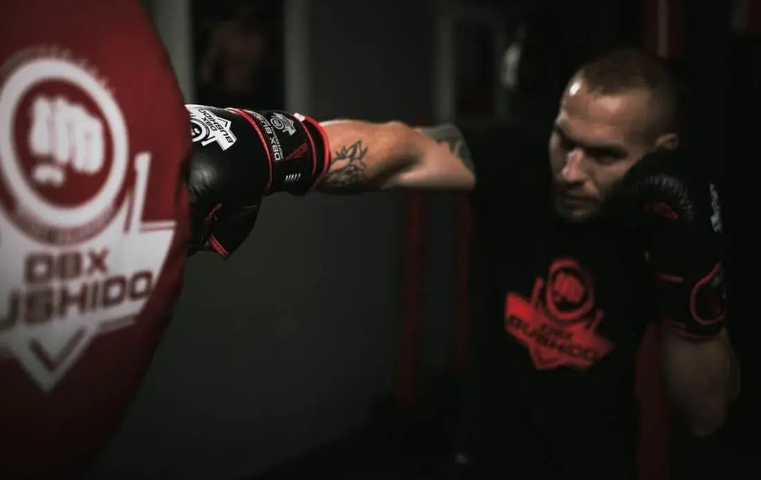 rękawice do treningu na worku bokserskim