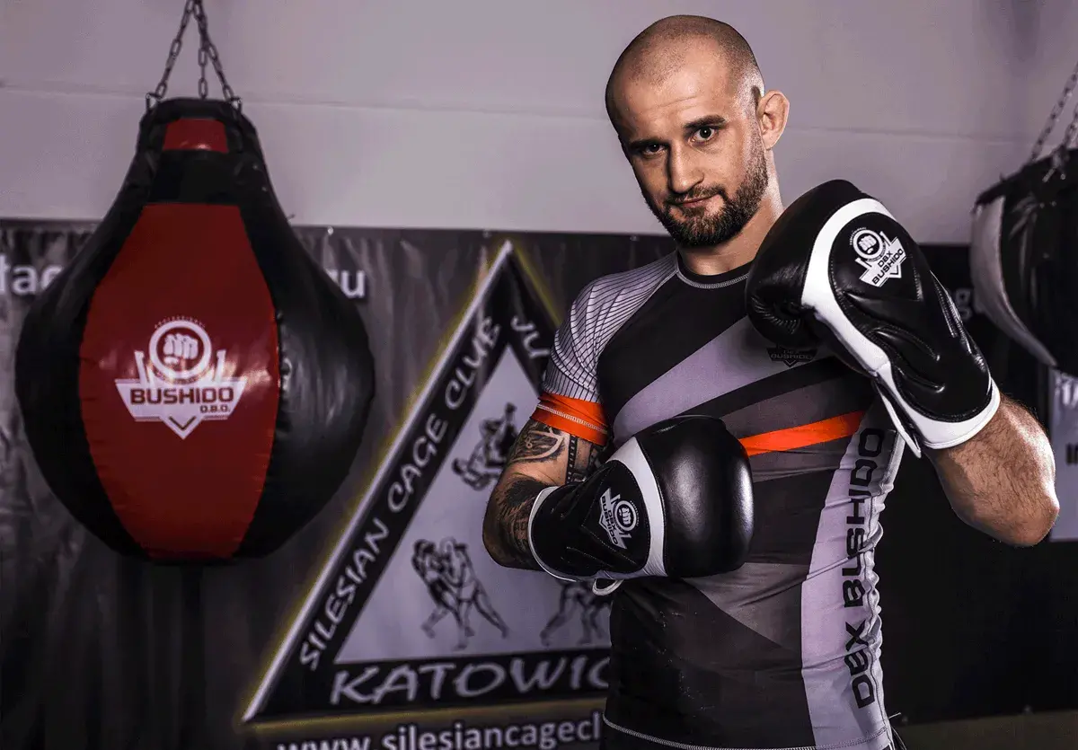 Rękawice Blaze White w treningu z Arturem Sowińskim