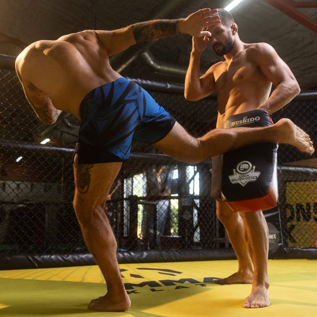 Thai training shield with an elongated profile - black and red