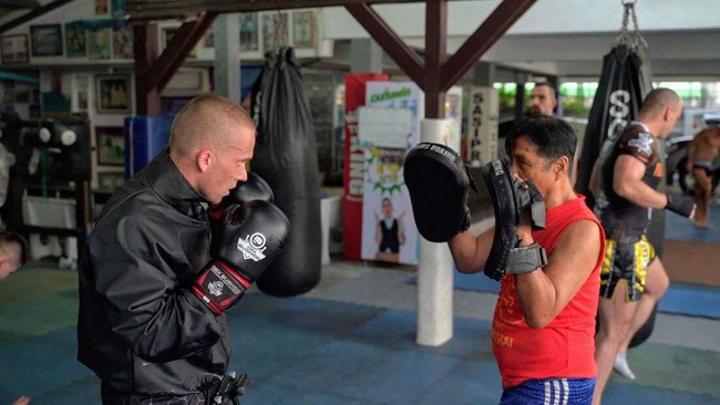 Boxing set: 407 boxing gloves + wraps + mouthguard