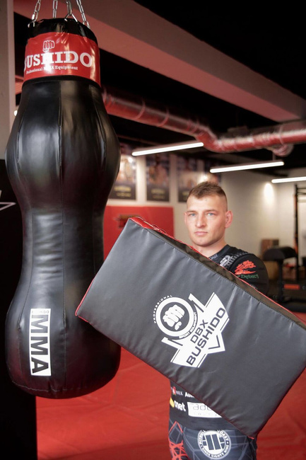 LARGE XXL TRAINING SHIELD - PROFILED for Kicking 75x35x16 cm BUSHIDO