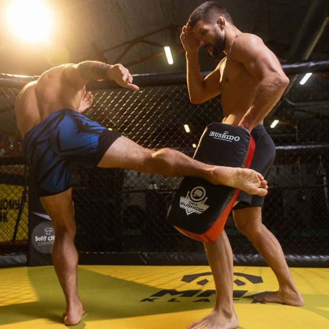 Thai training shield with an elongated profile - black and red