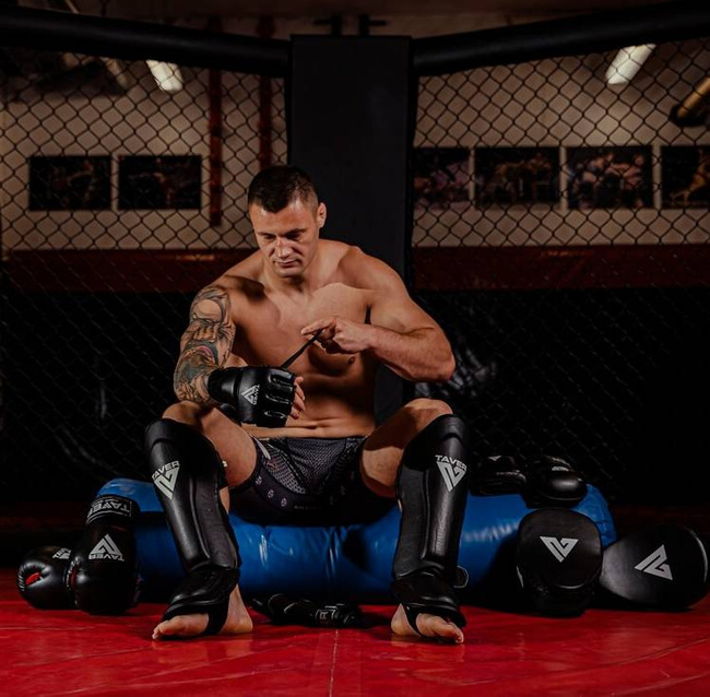 T-E1V3 DBX BUSHIDO M MMA gloves