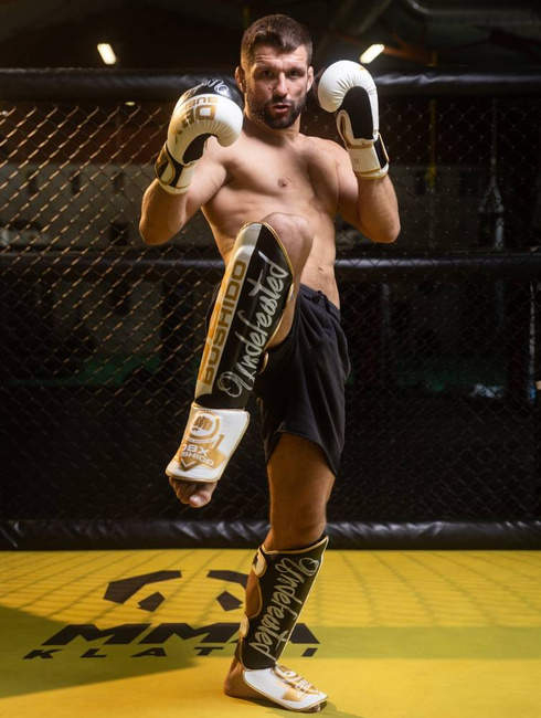 Ochraniacze na piszczele M - Undefeated | DBX Bushido