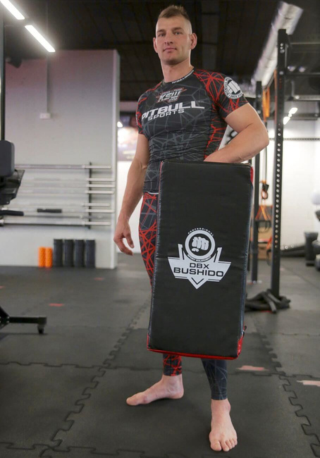 LARGE XXL TRAINING SHIELD - PROFILED for Kicking 75x35x16 cm BUSHIDO
